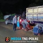 Patroli Malam Polsek Mandor Temui Sopir Truk Pecah Ban, Sampaikan Imbauan Keselamatan
