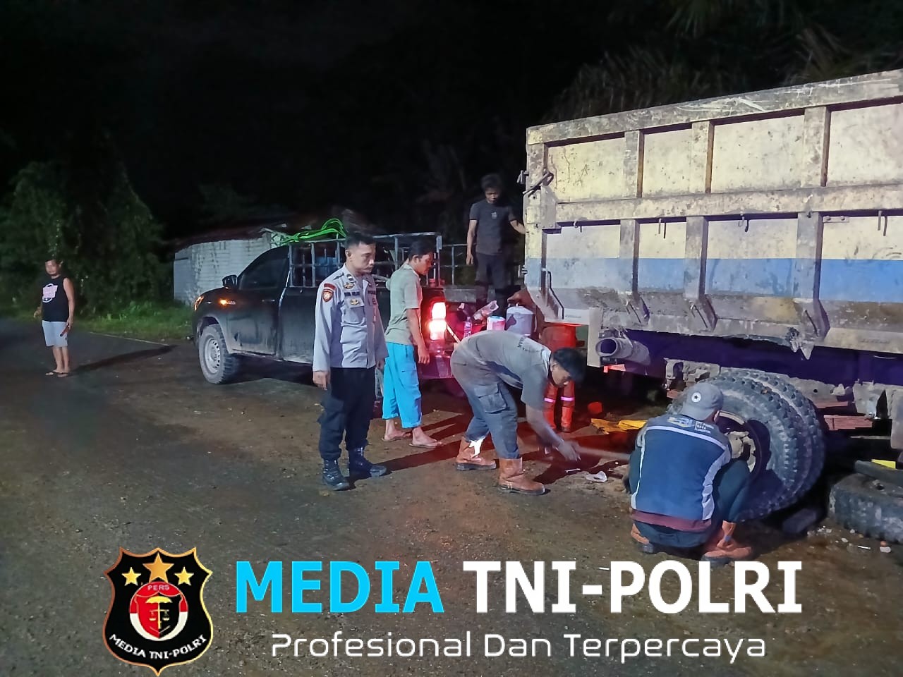 Patroli Malam Polsek Mandor Temui Sopir Truk Pecah Ban, Sampaikan Imbauan Keselamatan