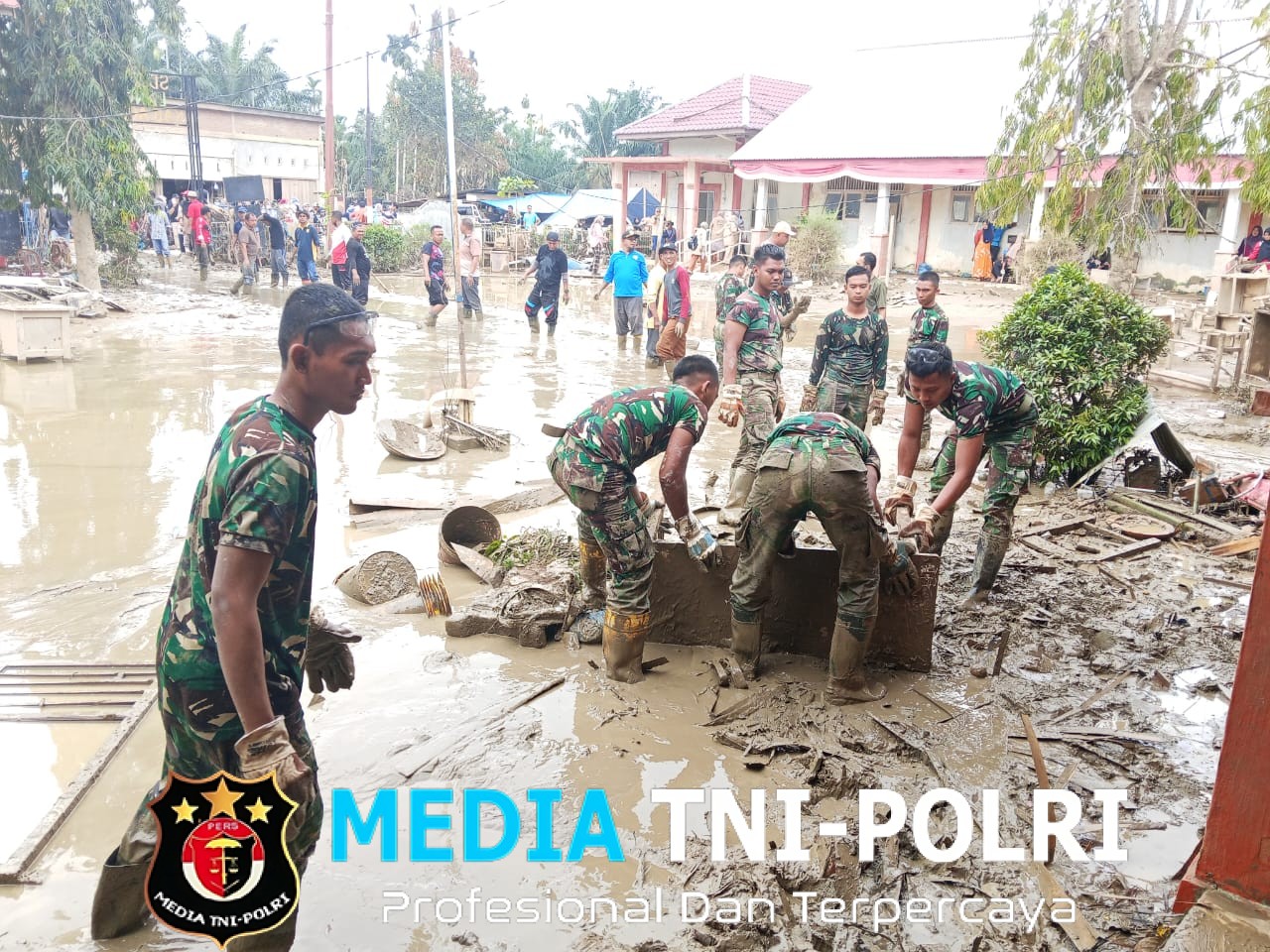 Warga dan TNI Gabungan Masih Bergelut dengan Lumpur, Pembersihan SD 4 Langkahan Terus Dilanjutkan Pasca Banjir Bandang