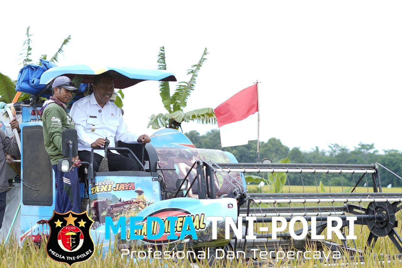 Polri Hadir Dukung Ketahanan Pangan, Amankan Tasyakuran Panen Raya di Seputih Raman