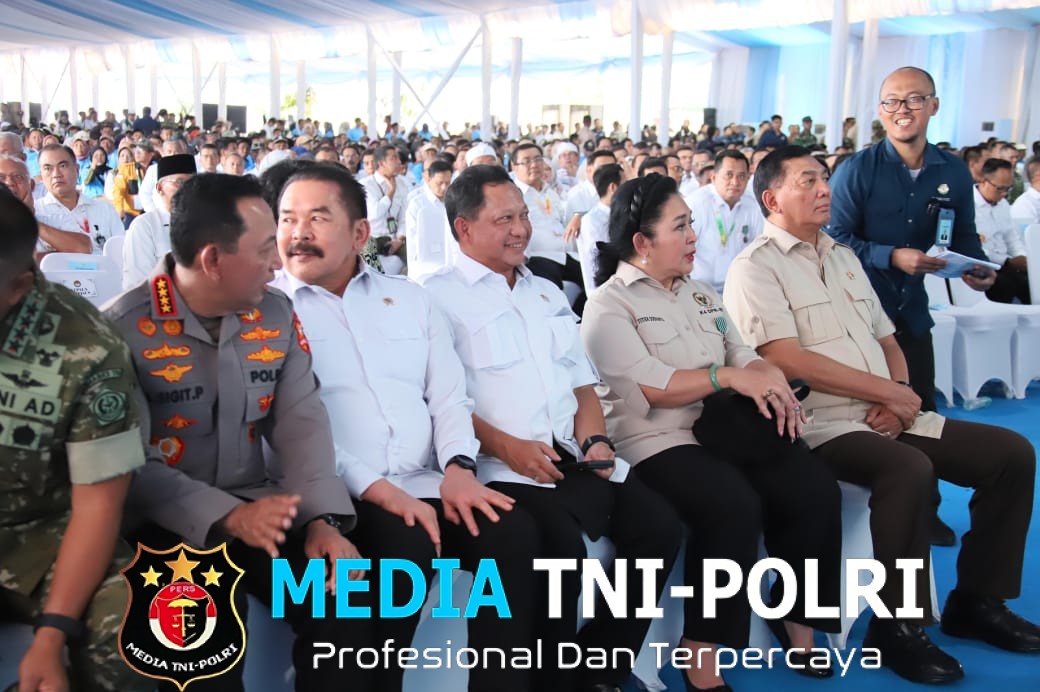 Mendagri Hadiri Panen Raya dan Pengumuman Swasembada Pangan di Karawang