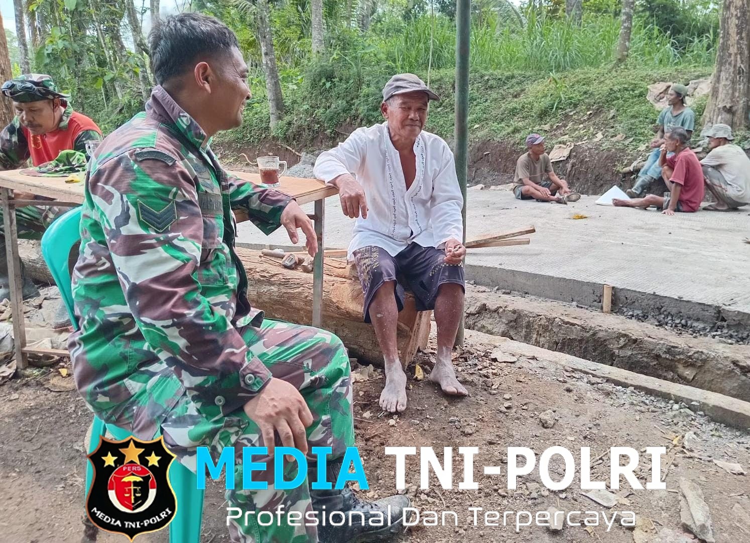 Perkuat Kebersamaan Warga Desa Binaan, Babinsa Ikut Gotong Royong