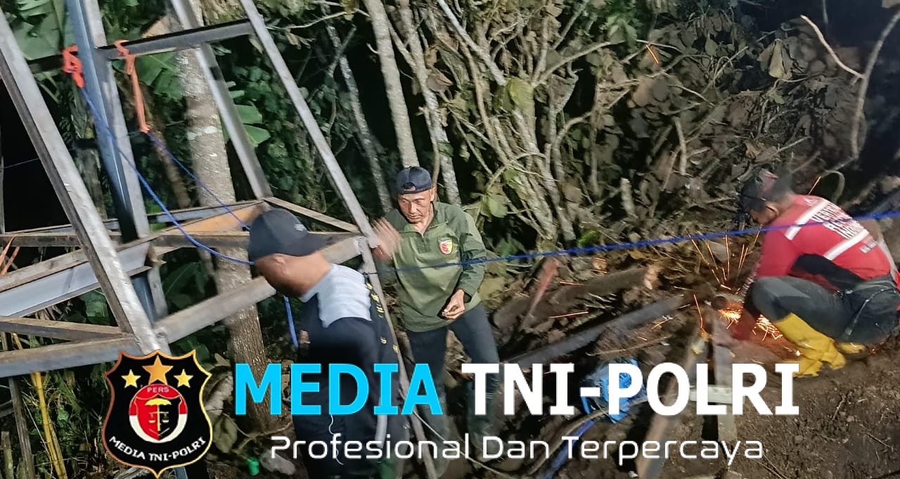 Wujudkan Mimpi Warga, Danramil Sumberpucung dan Masyarakat “Lembur” Bangun Jembatan Gantung Garuda