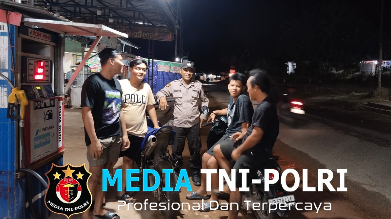 Patroli Malam Humanis, Polisi Sambangi Warga dengan Canda dan Pesan Kamtibmas