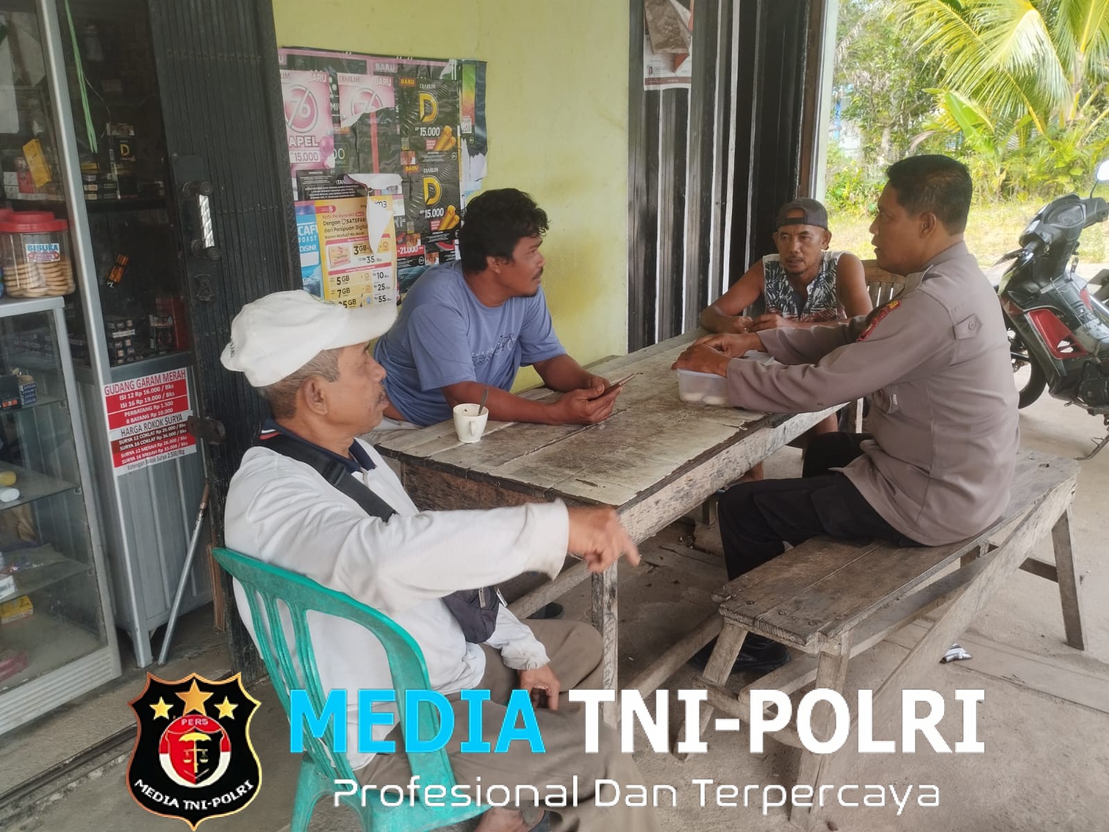 Polsek Mandor Tingkatkan Keamanan Lewat Patroli dan Sambang Warga