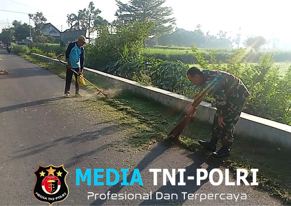 Ciptakan Lingkungan Bersih, Babinsa Bersama Masyarakat Laksanakan Karya Bhakti