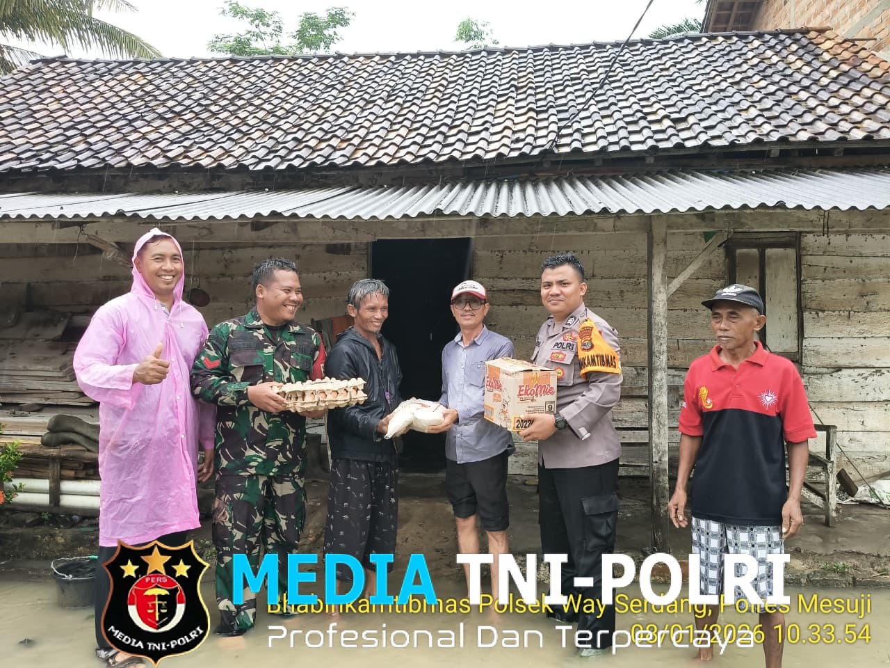 Banjir Deras Terjang Mesuji, Jajaran Polres Mesuji Siaga Bantu Warga Terdampak