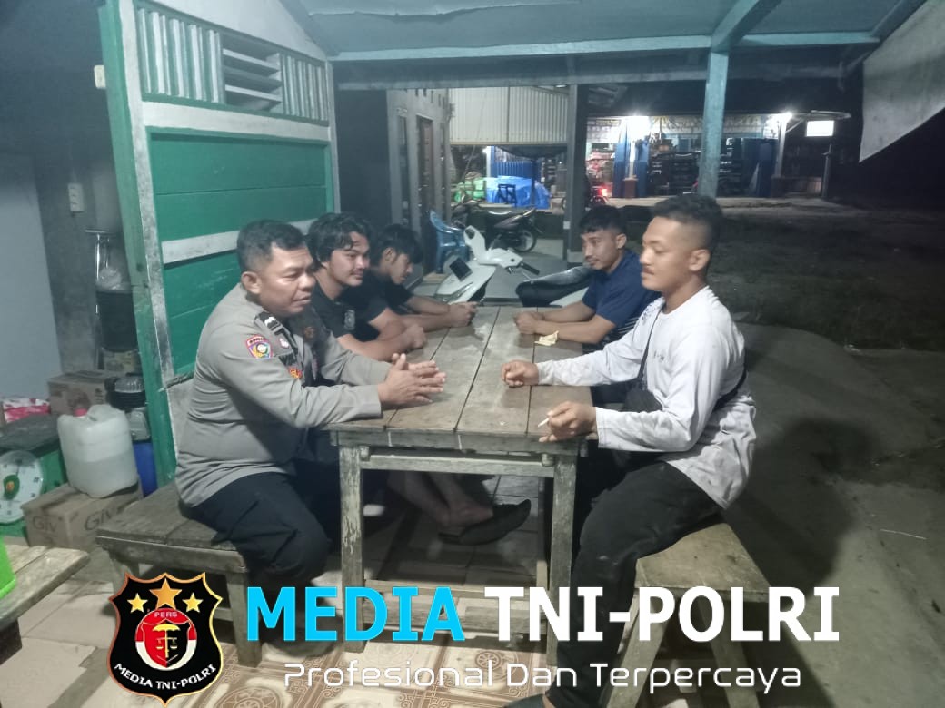 Polisi Hadir dengan Cara Berbeda, Patroli Malam Penuh Keakraban Bersama Warga