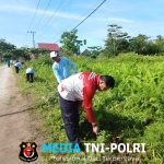 Lurah Baamang Tengah Bersama Staf Kelurahan Baamang Tengah dan Forum RT/RW Laksanakan Kerja Bakti Jum’at Bersih di Jalan Kenan Sandan