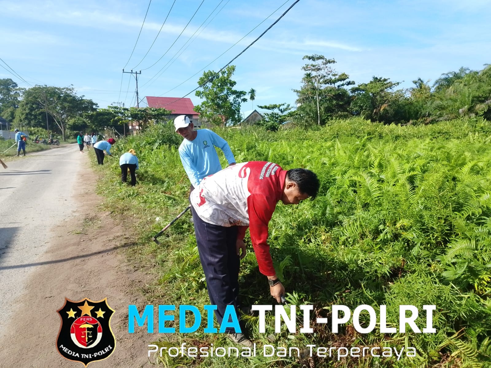 Lurah Baamang Tengah Bersama Staf Kelurahan Baamang Tengah dan Forum RT/RW Laksanakan Kerja Bakti Jum’at Bersih di Jalan Kenan Sandan