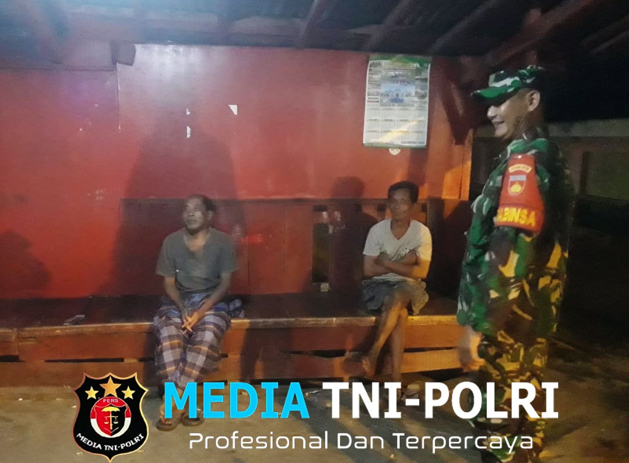 Menjaga Kondusifitas Wilayah, Babinsa Aktif Laksanakan Patroli Malam Hari