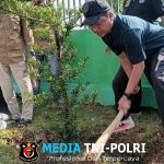 Bupati Dan Wakil Bupati Pringsewu Tanam Pohon Lohansung Di Halaman Masjid Pemda