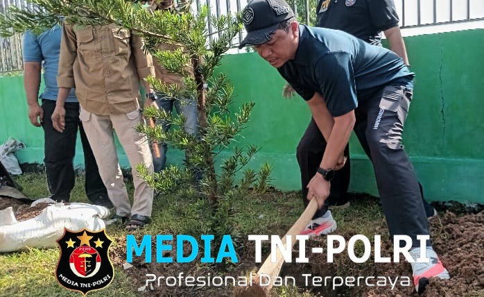 Bupati Dan Wakil Bupati Pringsewu Tanam Pohon Lohansung Di Halaman Masjid Pemda