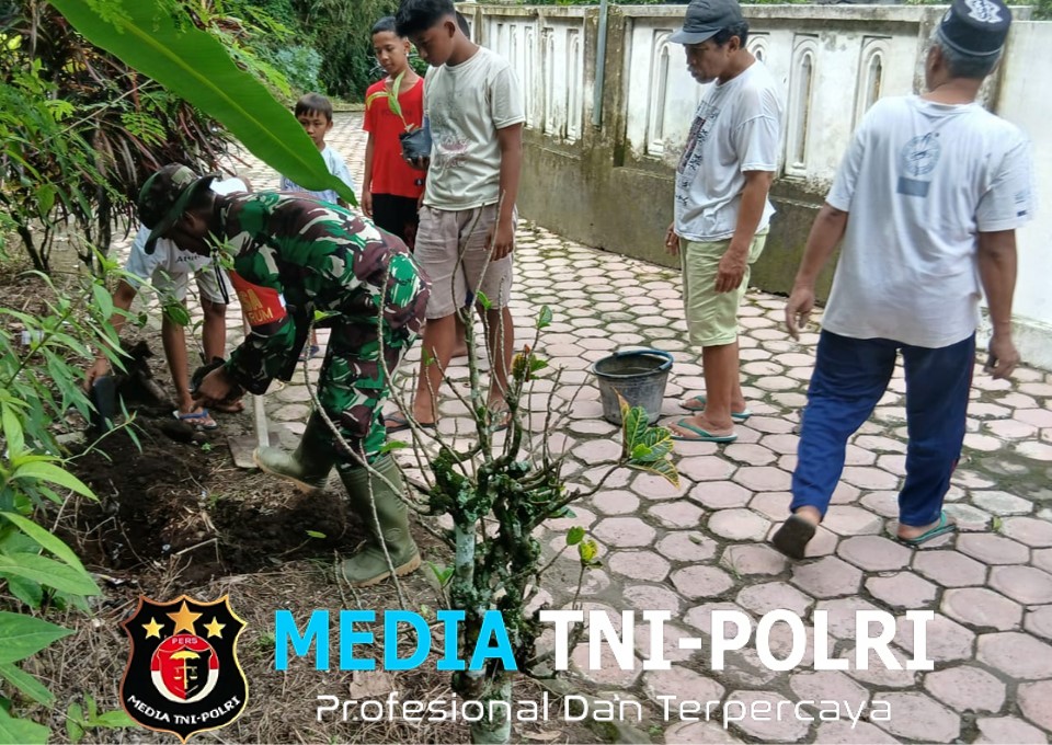 Cegah Longsor, Babinsa Garum Bersama Warga Tanam Pohon Keras Di Lingkungan Magersari