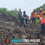 Akses Jalan Wisata Bromo Lumpuh Total, TNI-Polri dan Relawan Poncokusumo Kompak Bersihkan Material Longsor