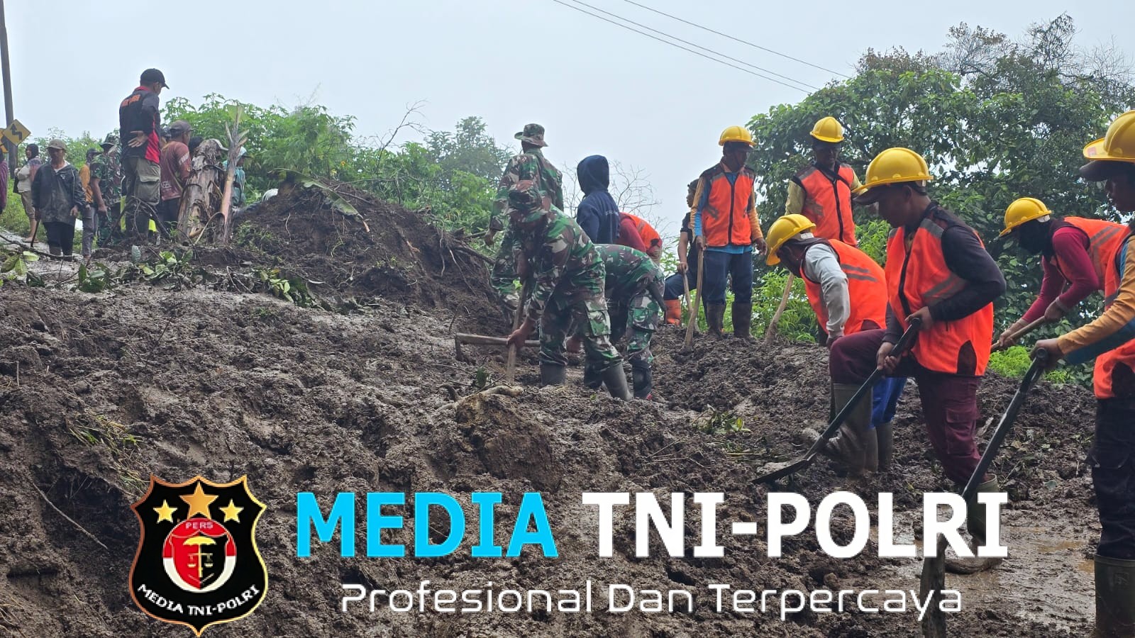 Akses Jalan Wisata Bromo Lumpuh Total, TNI-Polri dan Relawan Poncokusumo Kompak Bersihkan Material Longsor