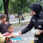Jumat Berkah Polda Lampung  Polwan Humas Bagikan Ratusan Paket Nasi Kepada Masyarakat