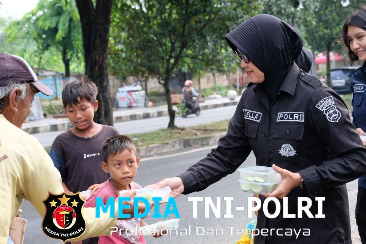 Jumat Berkah Polda Lampung  Polwan Humas Bagikan Ratusan Paket Nasi Kepada Masyarakat