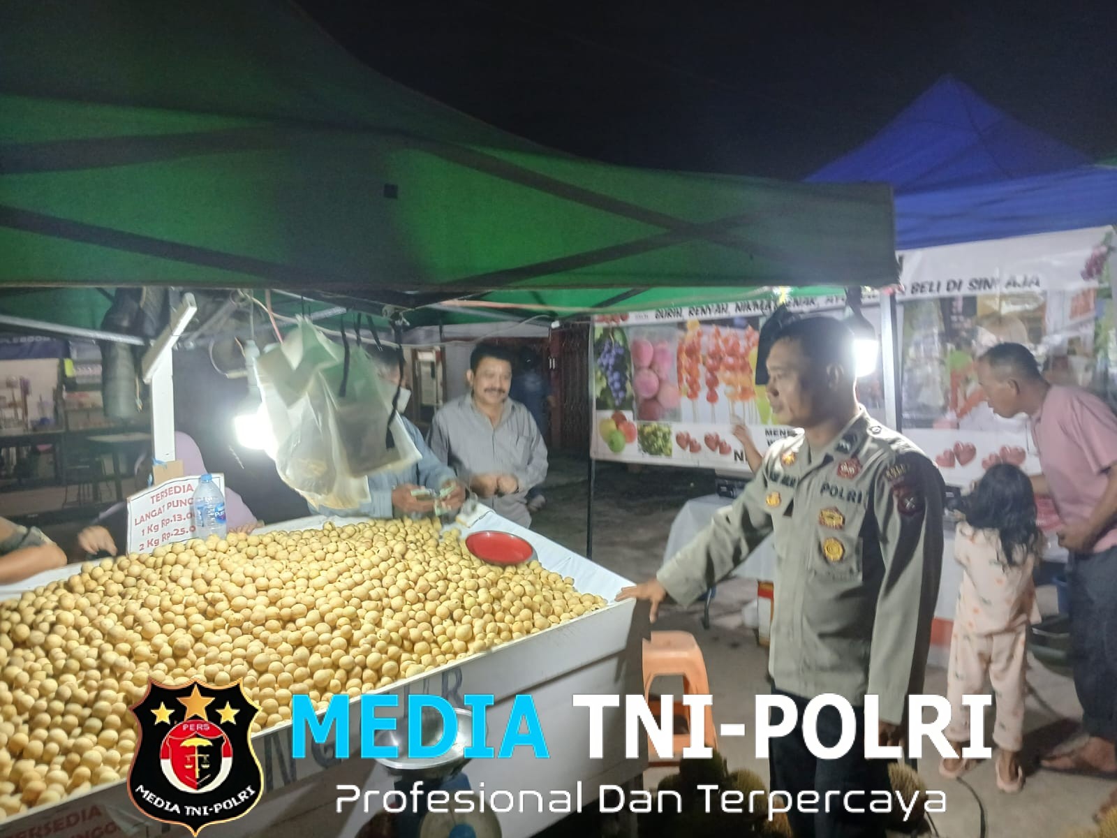 Malam Penuh Keakraban, Polisi Hadir Menjaga Keamanan Sambil Menyapa Warga