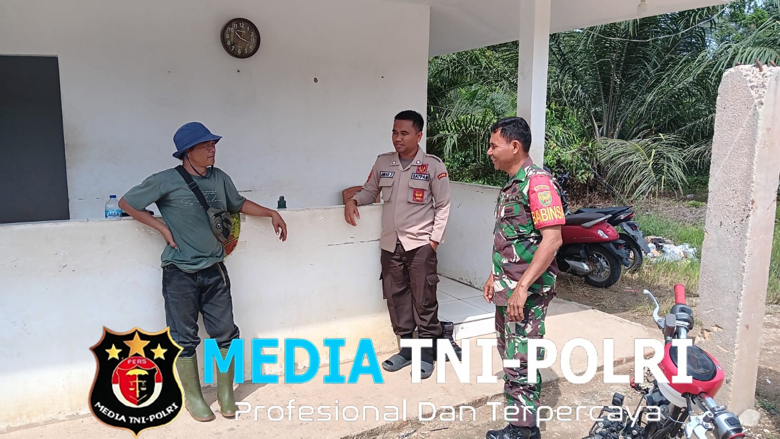 Babinsa Koramil 420-03/Pauh Laksanakan Komsos, Pererat Silaturahmi dengan Warga Desa Karang Mendapo