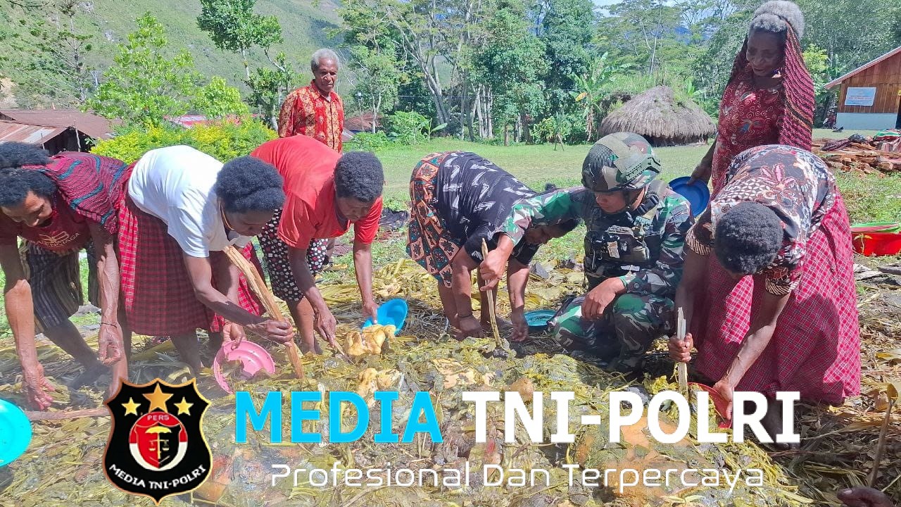 Binter TNI Dalam Ritual Bakar Batu Satgas Yonif 521/DY Membangun Komunikasi Sosial dengan Masyarakat Papua