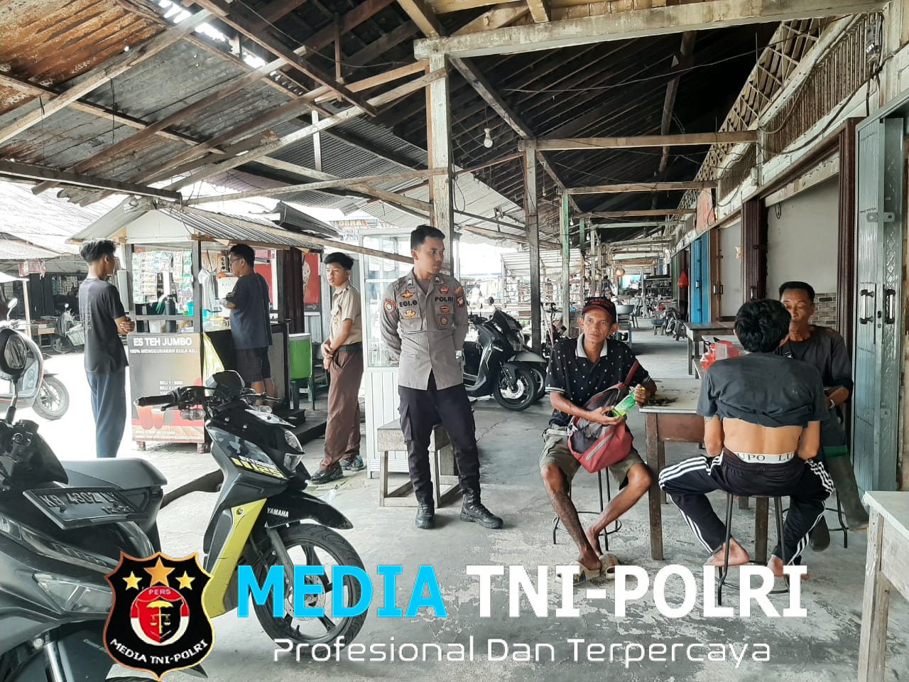 Polisi Patroli Siang di SPBU Mandor, Sapa Warga yang Sedang Santai dan Sampaikan Himbauan Kamtibmas