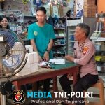 Polisi Patroli Siang Sambangi Toko dan Warga yang Sedang Santai, Sampaikan Pesan Kamtibmas