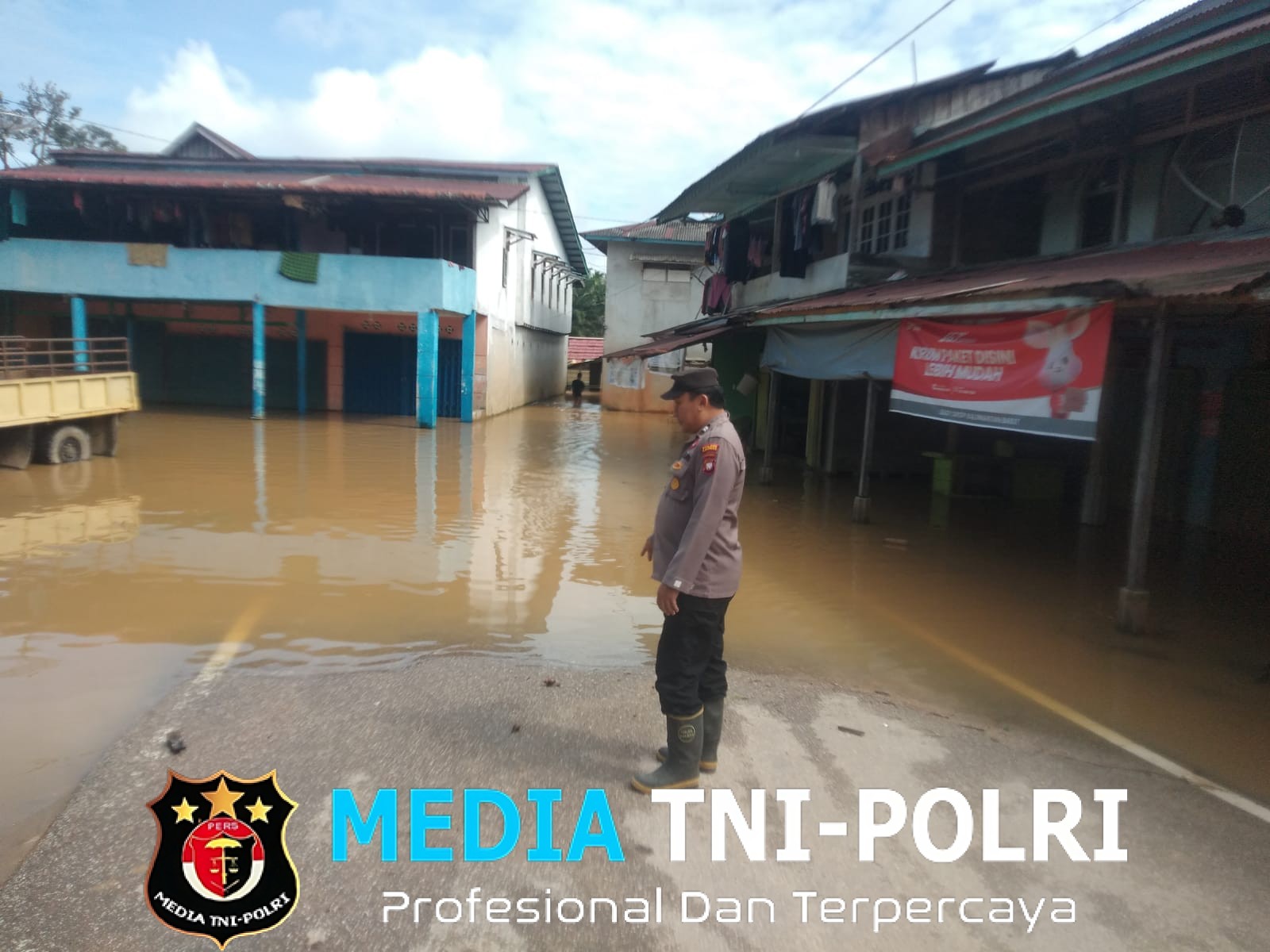 Polsek Kuala Behe Laksanakan Patroli Dampak Banjir, Himbaukan Warga Untuk Selalu Waspada