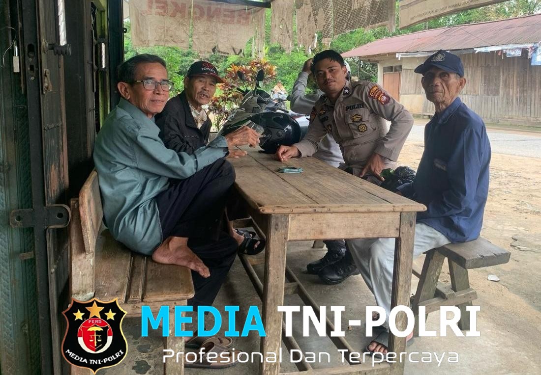 Jalin Keakraban dengan Warga, Personel Polsek Mempawah Hulu Sampaikan Pesan Kamtibmas