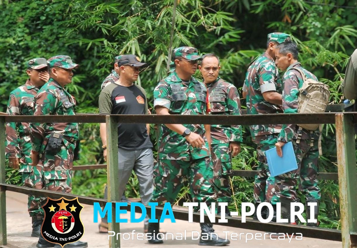 Dandim 0808/Blitar Dampingi Danrem 081/DSJ kunjungi Lokasi Sasaran Pembangunan Jembatan Gantung Di Blitar