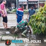 Sinergi TNI dan Masyarakat, Personel Koramil 01/Muara Satu Bersihkan Parit Jalan Lintas Medan–Banda Aceh