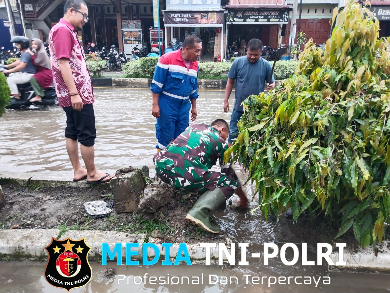 Sinergi TNI dan Masyarakat, Personel Koramil 01/Muara Satu Bersihkan Parit Jalan Lintas Medan–Banda Aceh