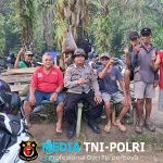 Menjalin Kerjasama Dan Keakraban Dengan Masyarakat, Personil Polsek Ngabang Lewat Patroli Dialogis