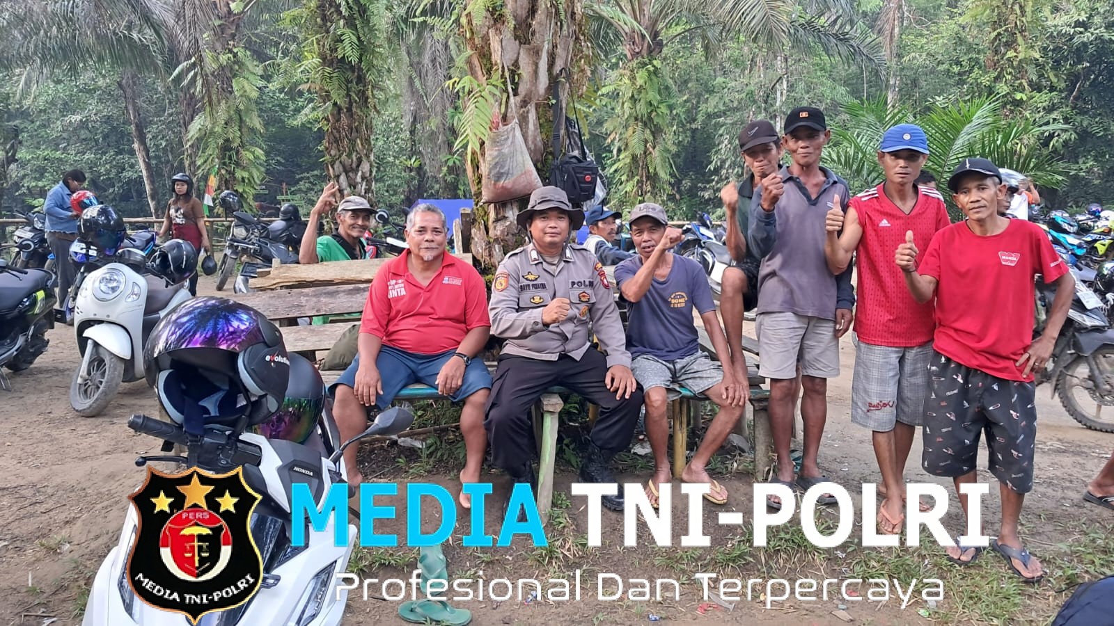 Menjalin Kerjasama Dan Keakraban Dengan Masyarakat, Personil Polsek Ngabang Lewat Patroli Dialogis