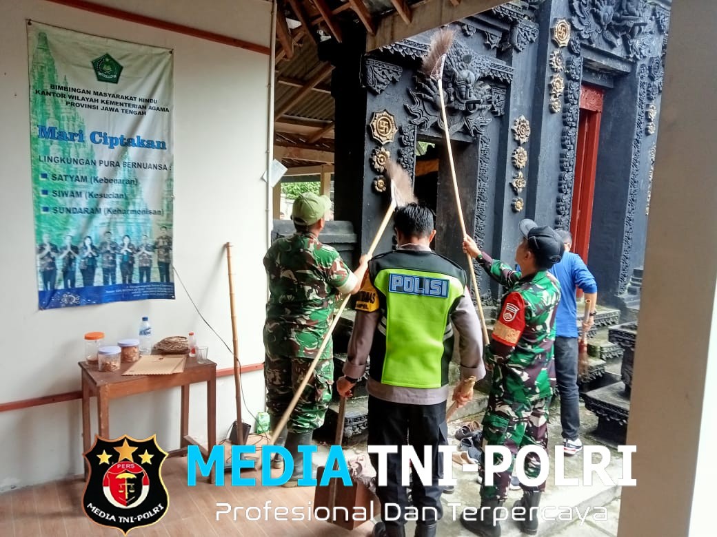 Bersatu Sukseskan Hari Desa Nasional, Koramil Ampel bersama Pemkab dan Warga Bersihkan Pura