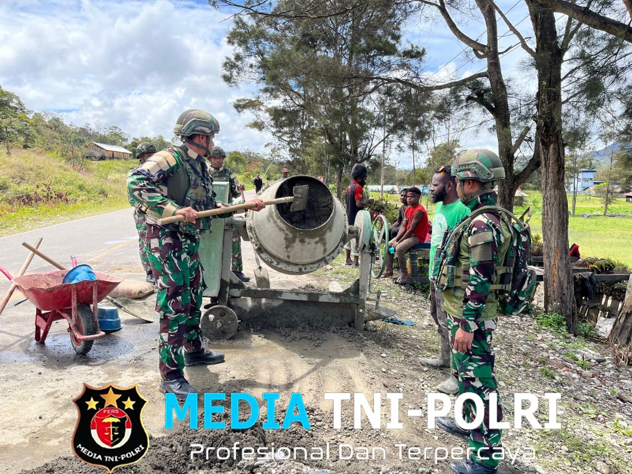 Gotong Royong Satgas Yonif 521/DY Bersama Rakyat Membangun Drainase di Distrik Bolakme