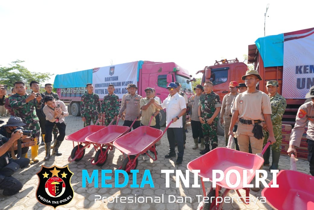 Percepat Pemulihan Aceh Tamiang, Mendagri Serahkan Bantuan Gerobak Dorong dan Bahan Makanan