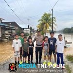 Aksi Humanis Polisi di Lokasi Banjir Ngabang Bikin Anak-Anak Tersenyum