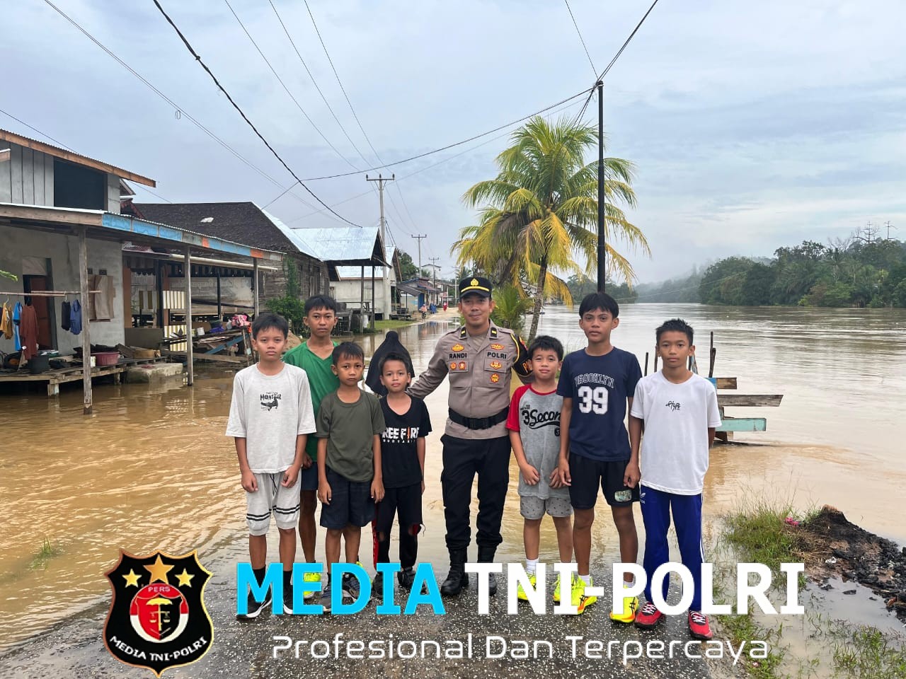 Aksi Humanis Polisi di Lokasi Banjir Ngabang Bikin Anak-Anak Tersenyum