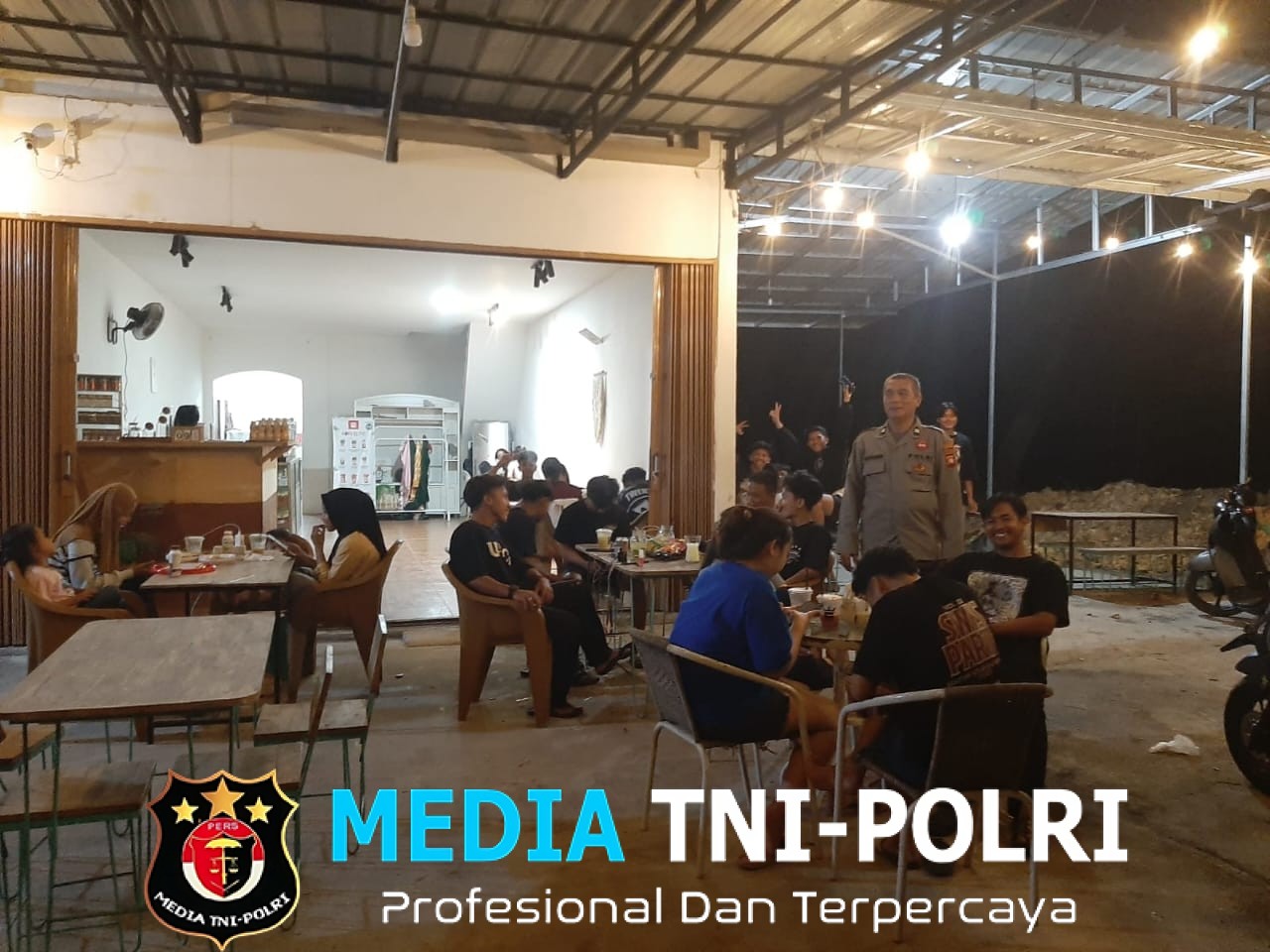 Polisi Lakukan Patroli Dialogis, Warga Nongkrong Diberi Edukasi Kamtibmas