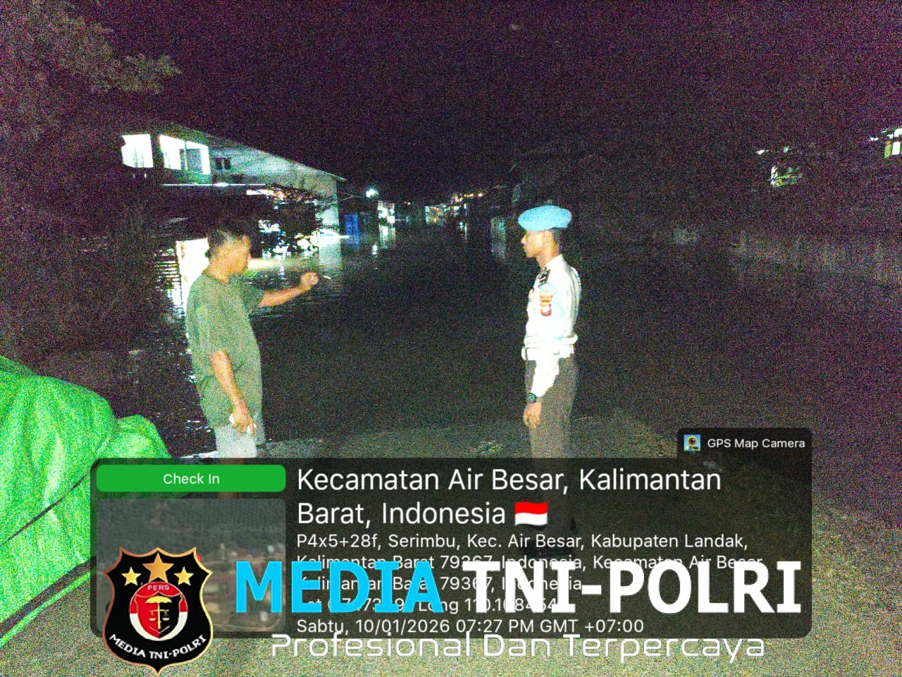 Polisi Sapa Warga Saat Patroli Malam, Ingatkan Waspada Ancaman Banjir