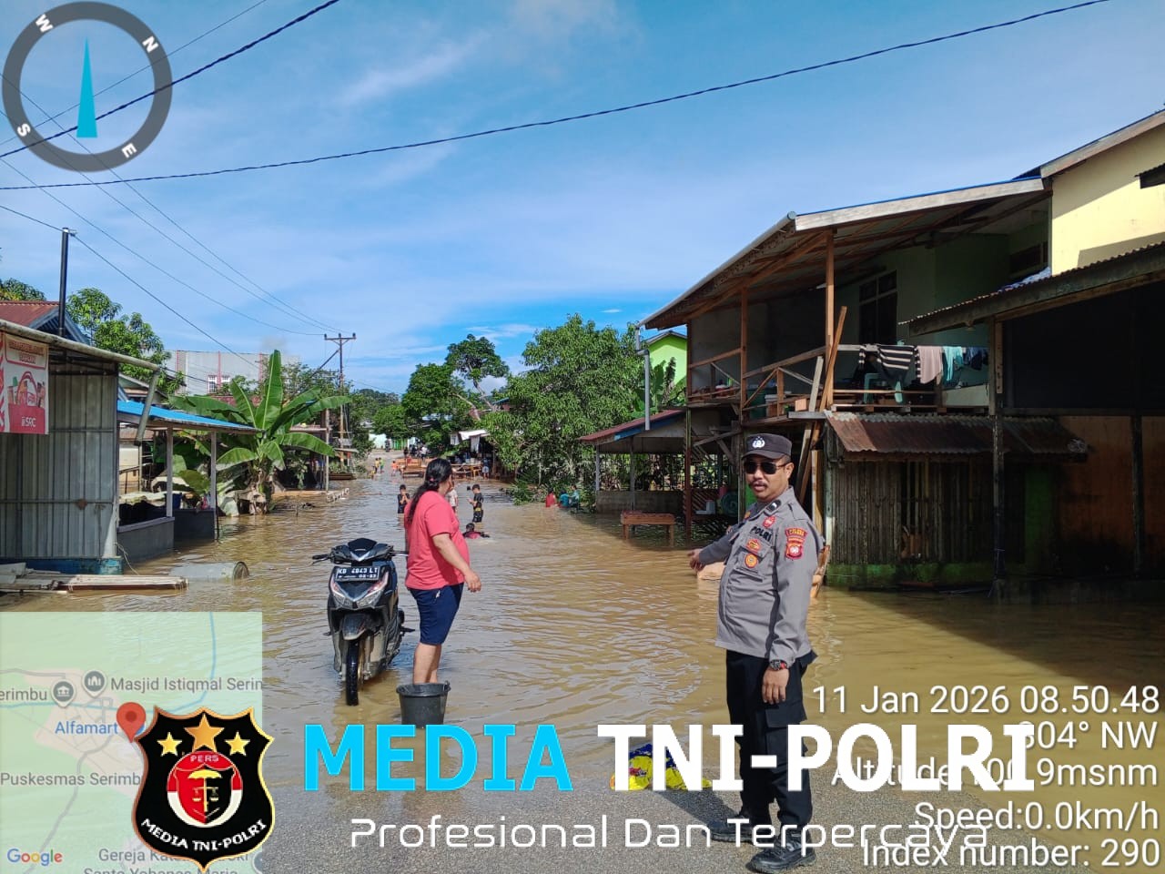 Di Tengah Banjir, Polisi Air Besar Tetap Siaga Dampingi Warga