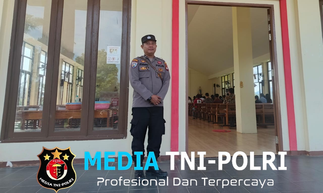Personel Polsubsektor Sompak Amankan Ibadah Misa di Gereja Tritunggal Maha Kudus