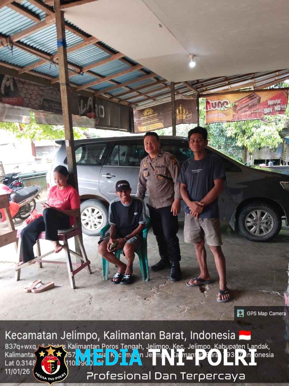 Saling Sapa Kepada Masyarakat Saat Personil Polsubsektor Jelimpo Lakukan Patroli Rutinitas