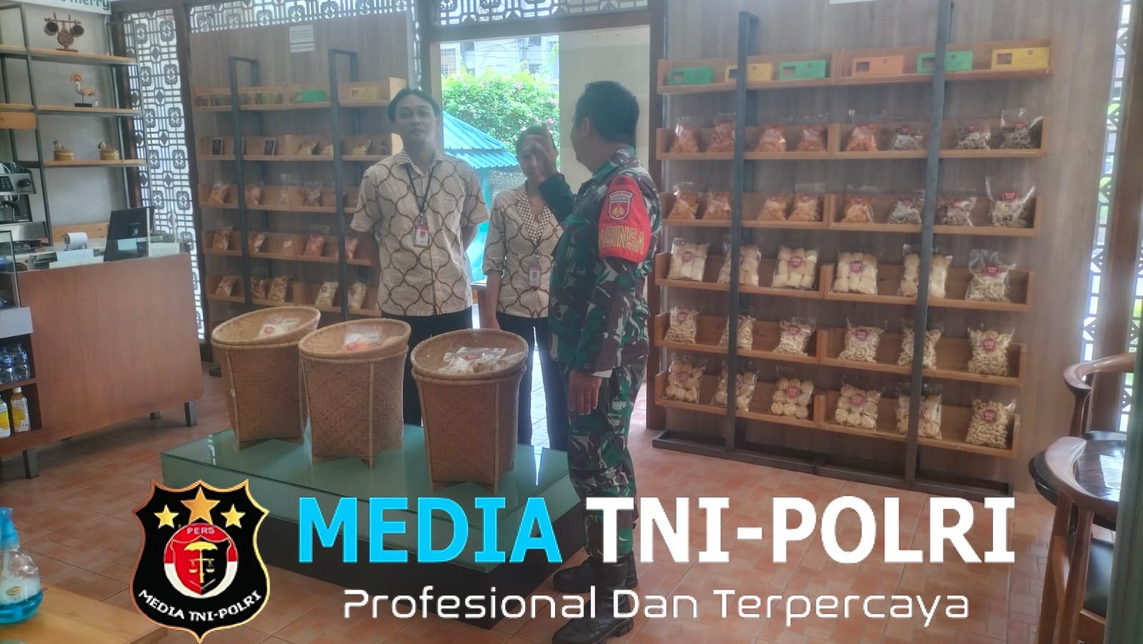 Berikan Motivasi dan Semangat Pelaku UMKM, Babinsa Kemlayan Sambangi Pegawai Toko Oleh Oleh