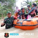 Sigap, Babinsa Lempuing Koramil 402-10/Kayuagung Kodim 0402/OKI Evakuasi Warga Terjebak Banjir