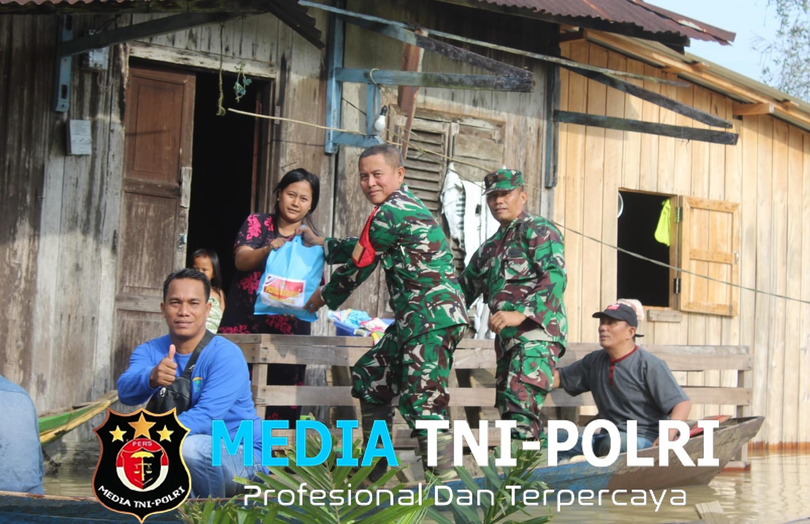 Gerak Cepat, Kodim 0402/OKI Distribusikan Bantuan Sembako untuk Korban Banjir di Kecamatan Lempuing dan Mesuji