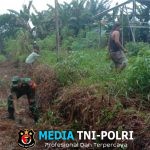 Babinsa Koramil 1015-07/Parenggean Bersama Warga Bersihkan Lingkungan Desa