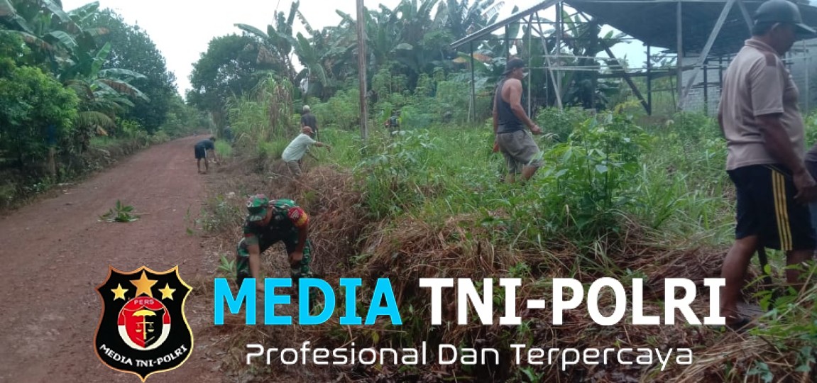 Babinsa Koramil 1015-07/Parenggean Bersama Warga Bersihkan Lingkungan Desa