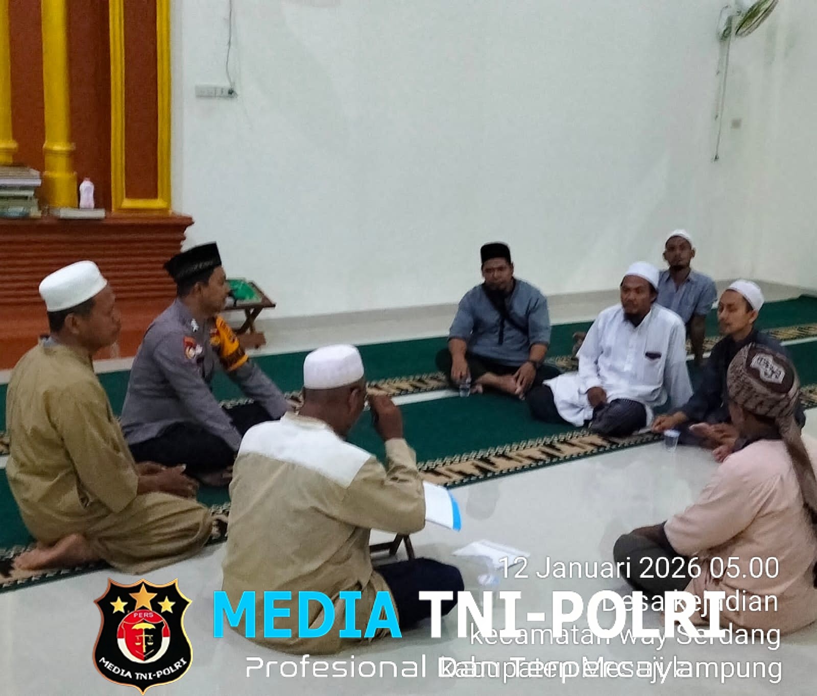 Sinergi Subuh Polsek Way Serdang Pererat Silaturahmi Lewat Cooling System di Masjid Agung Desa Kejadian